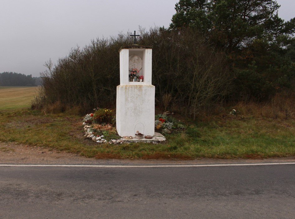 Výklenková kaple u Komušína.