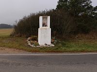 Výklenková kaple u Komušína.