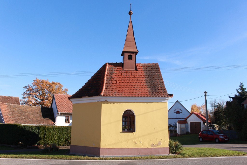Návesní kaple v Nahošíně.