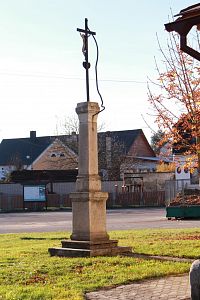 Kříž před kaplí