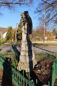 Boční strana pomníku