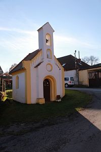 Pohled na kapli ze silnice