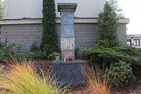 Blatná, pomník padlým a válečný hrob v areálu krematoria.