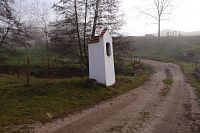 Výklenková kaple, pohled z  cesty ke mlýnu