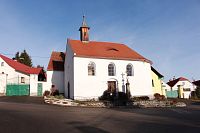 Pohled na kapli z dolní strany návsi