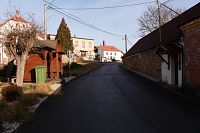 Záběr z obce, pohled  ke kapli