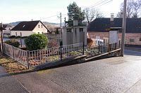 Pohled na pomník od OÚ