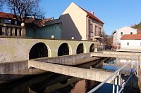 Zahradní zeď a náhon