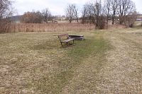 Lavička s torzem pomníku