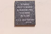 Pamětní deska na budově hotelu