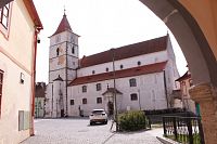 Pohled z na kostel z průchodu k zámku