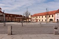 Děkanství a severní strana náměstí