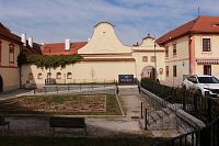 Parčík před děkanstvím