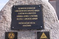 Deska na vrcholu pomníku