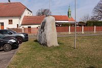 Pohled na boční stranu pomníku