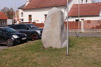 Zadní strana pomníku