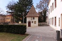 Pohled k objektu na západní straně parku