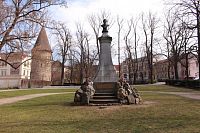 Pomník J. Krejčího v pozadí  věž Okrouhlice