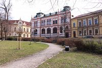 Pohled z parku na budovu  muzea
