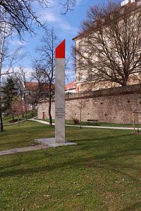 Východní strana obelisku