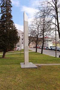 Západní strana obelisku