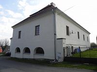 Západní strana zámku