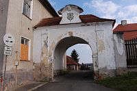 Vstupní brána z náměstí