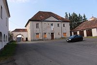 Dům v zámeckém areálu