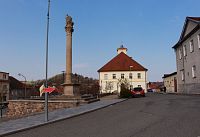 Sloup Nejsvětější Trojice v pozadí radnice