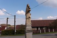 Pohled na sochu ze strany