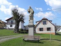 Socha se starou lípou v pozadí