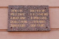 Pamětní deska na budově školy