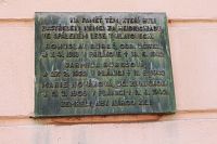 Pamětní deska na budově školy