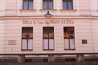 Nápis na průčelí školy