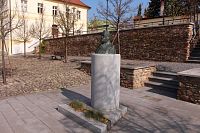 Pomník Františka Křižíka, v pozadí terasa u radnice