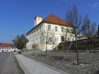 Pohled od pomníku k radnici