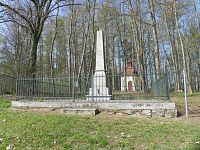 Pomník s kaplí v pozadí