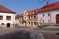 Budova kampeličky u náměstí