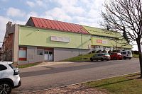 Coop -Tuty na severní straně náměstí