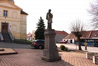 Sv. Jan z Nepomuku před radnicí