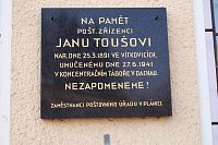 Pamětní deska na budově pošty