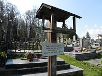 Krmítko u hřbitovní brány