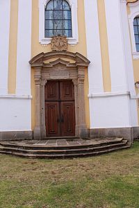 Vchod do kostela