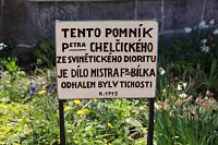 Tabulka u pomníku