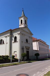 Pohled na kostel z Kodádkovy ulice