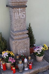 Spodní část kříže u kostela