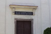 Nápis nad vstupem do kostela