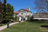 Pohled na kostel z parku