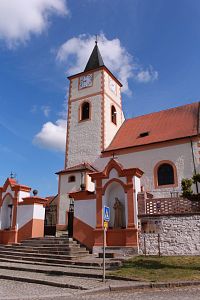 Pohled na věž kostela
