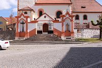 Schodiště do areálu kostela